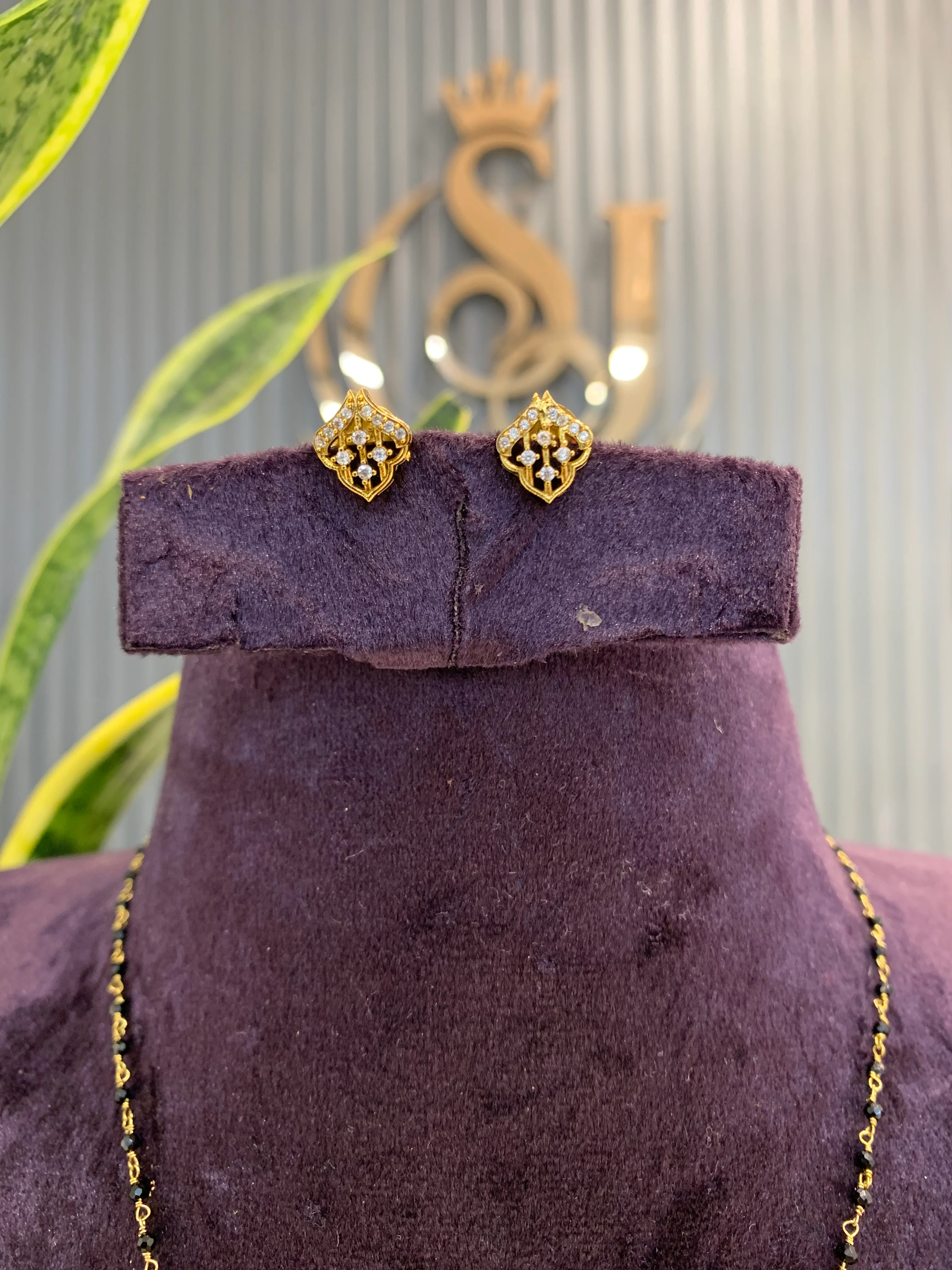 Beautiful Mehandi Victoria locket set with Black beads - Image 2