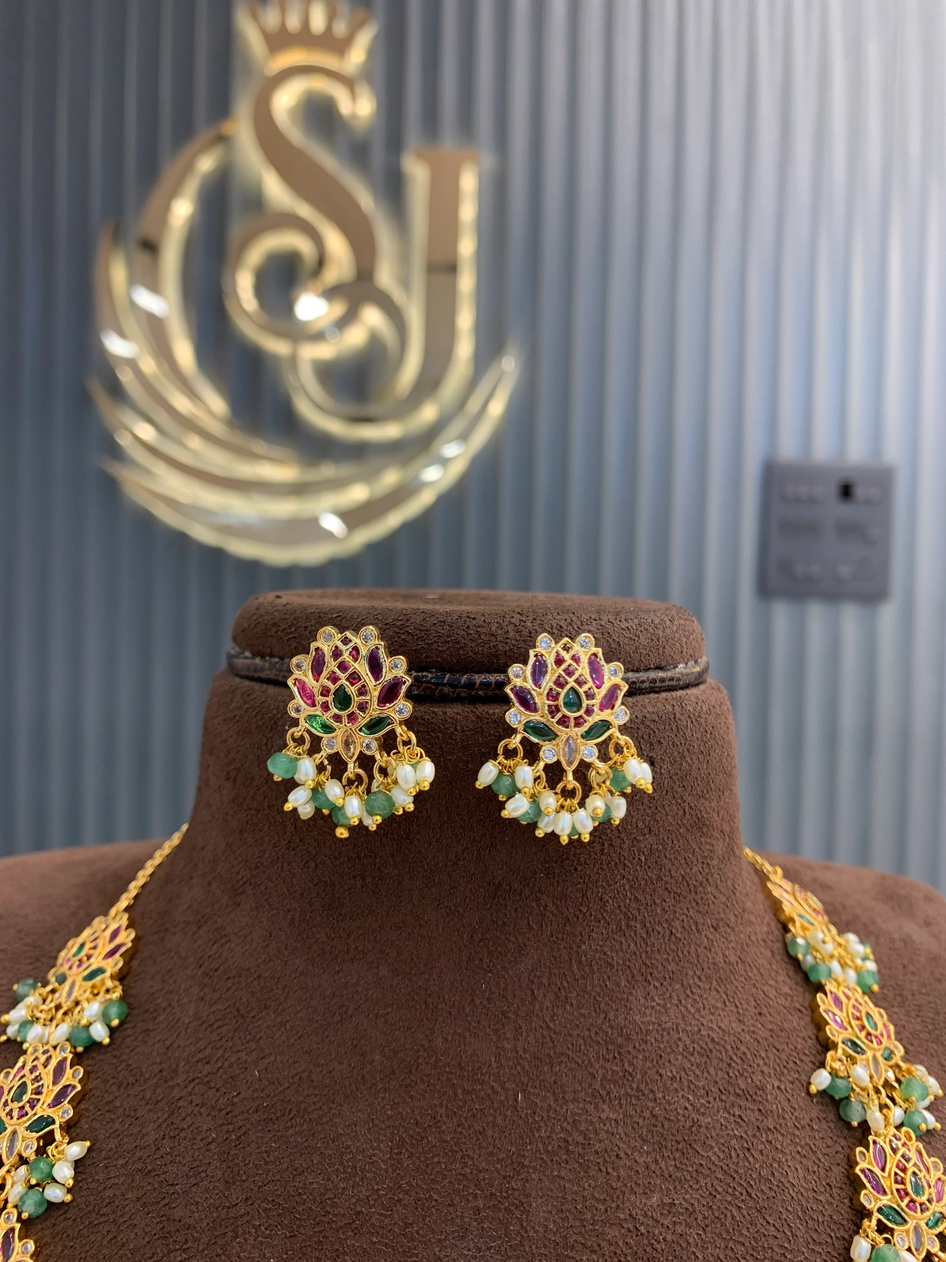 Beautiful pearls set with earrings - Image 2