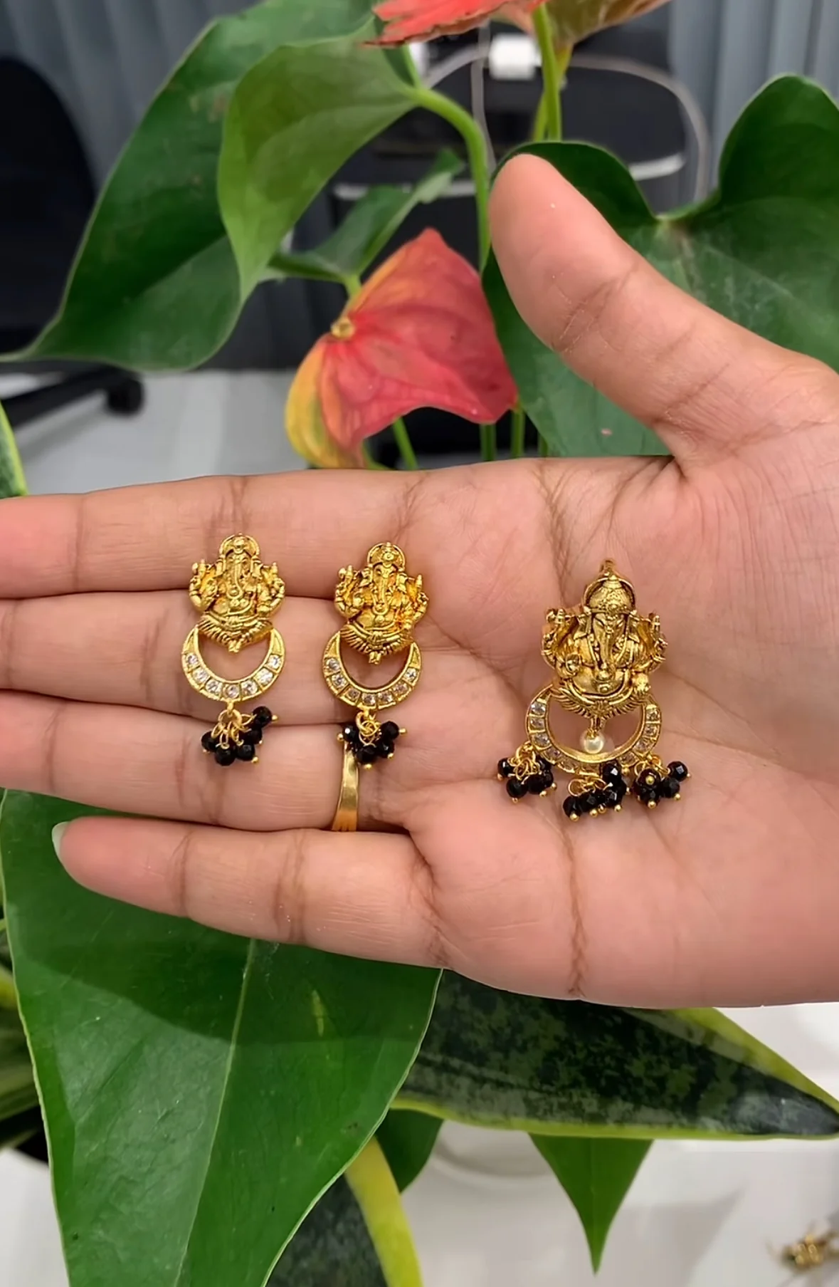 Beautiful pendant set with back hook