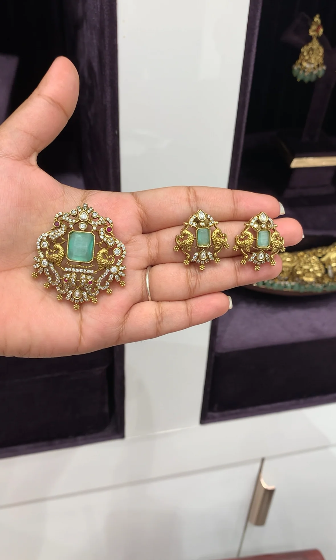 Beautiful pendant set with back hook