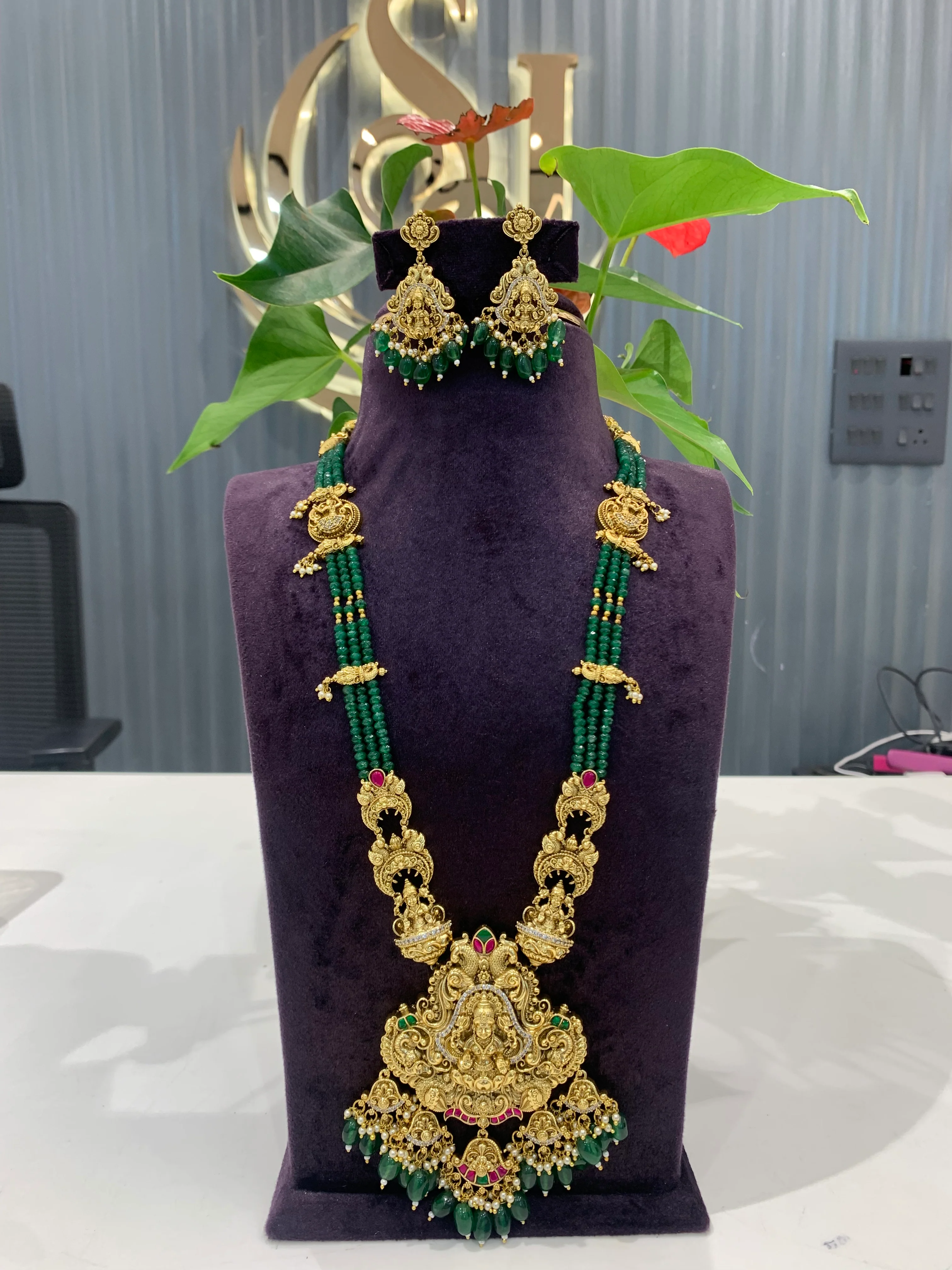 Beautiful premium nakshi 3D locket with customised beads - Image 3