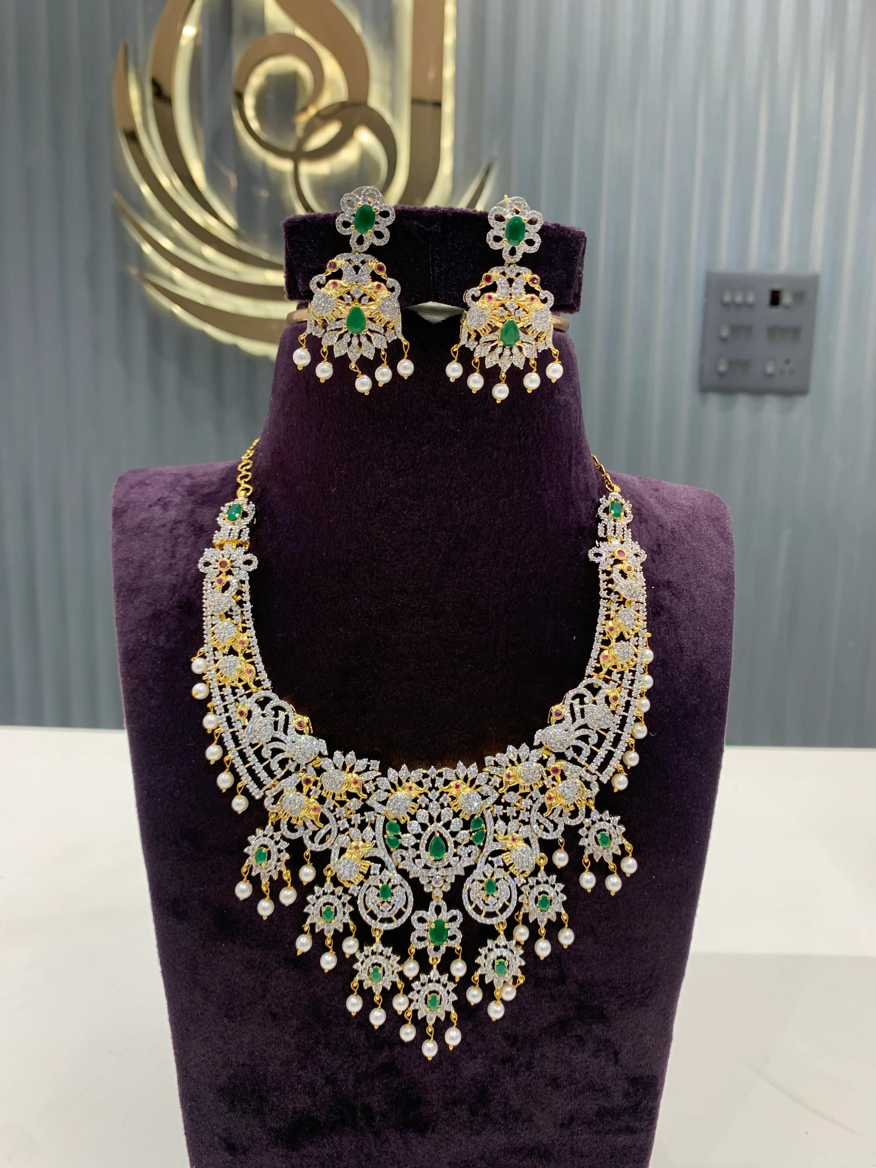 Beautiful short necklace with unique design - Image 2