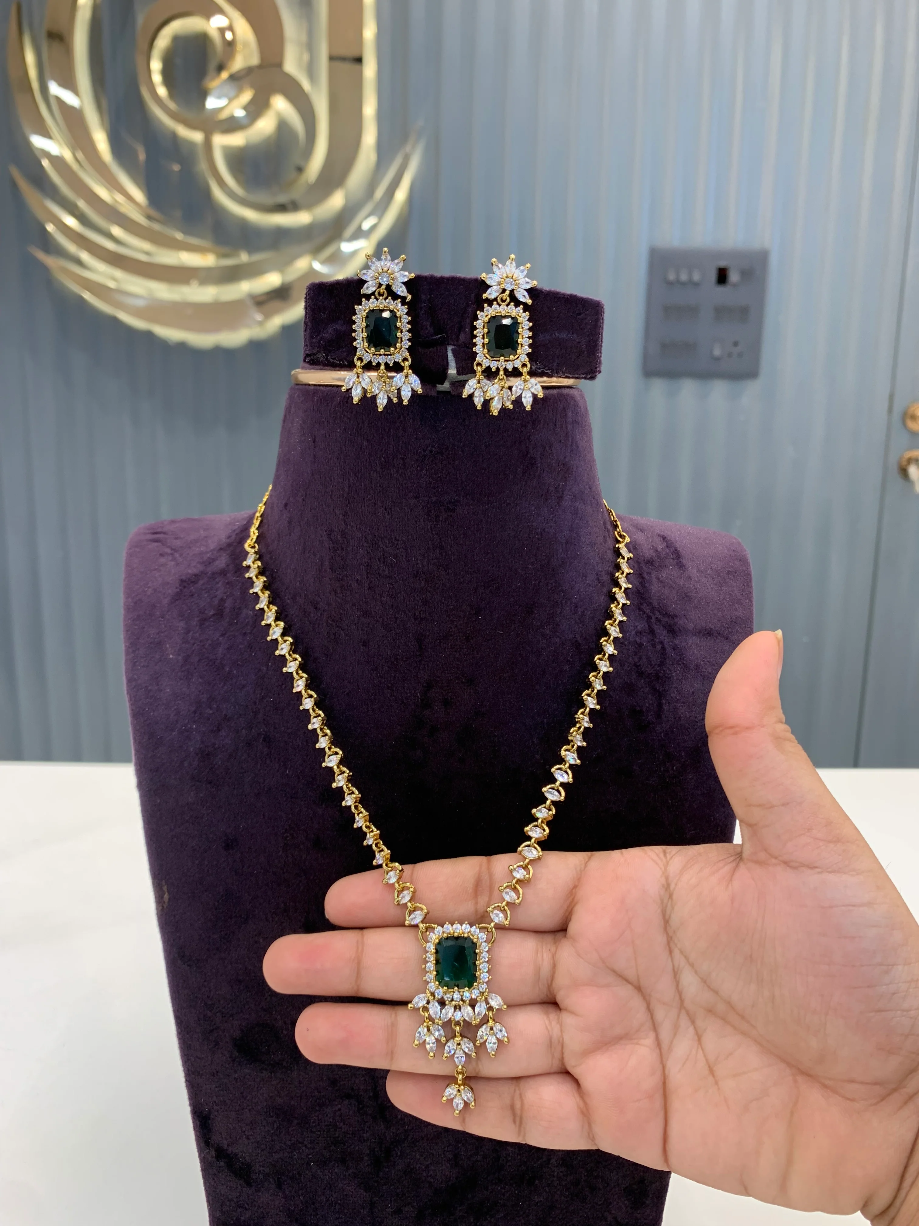 Beautiful trendy necklace with green stone - Image 3